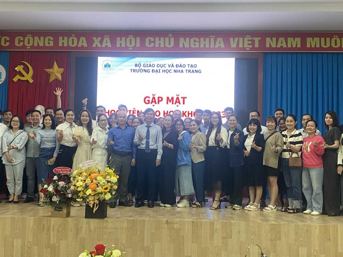 Học vi&ecirc;n chụp h&igrave;nh tại buổi gặp mặt